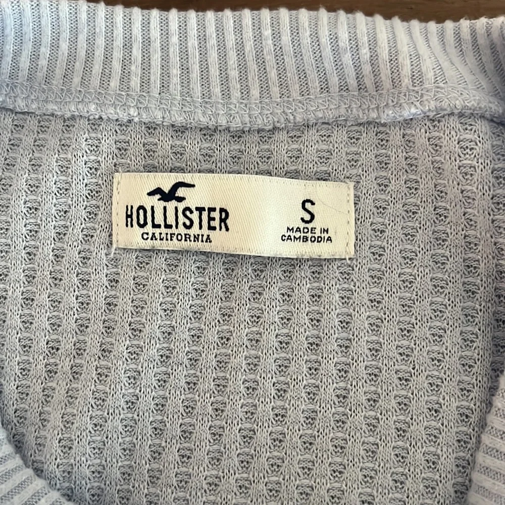 Small Hollister long sleeved crop top - Picture 2 of 3